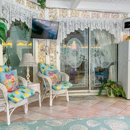 Appartamento Pams Mermaid House With Riverfront Yard And Lanai! Weeki Wachee Esterno foto