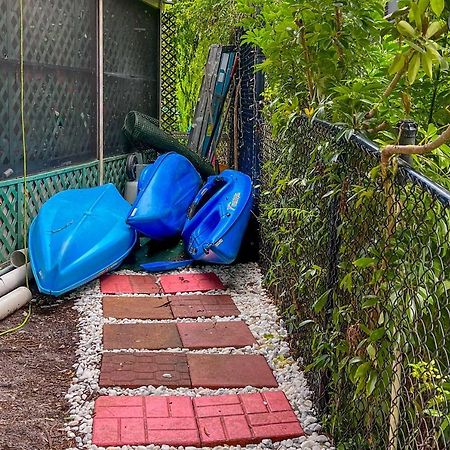 Appartamento Pams Mermaid House With Riverfront Yard And Lanai! Weeki Wachee Esterno foto