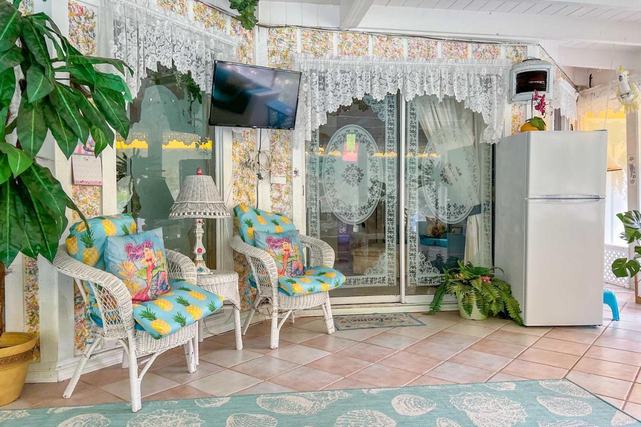 Appartamento Pams Mermaid House With Riverfront Yard And Lanai! Weeki Wachee Esterno foto