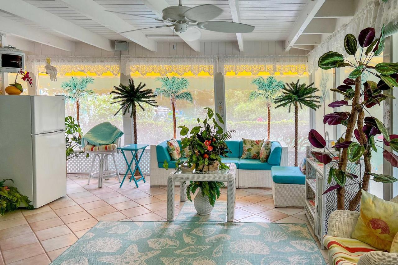 Appartamento Pams Mermaid House With Riverfront Yard And Lanai! Weeki Wachee Esterno foto