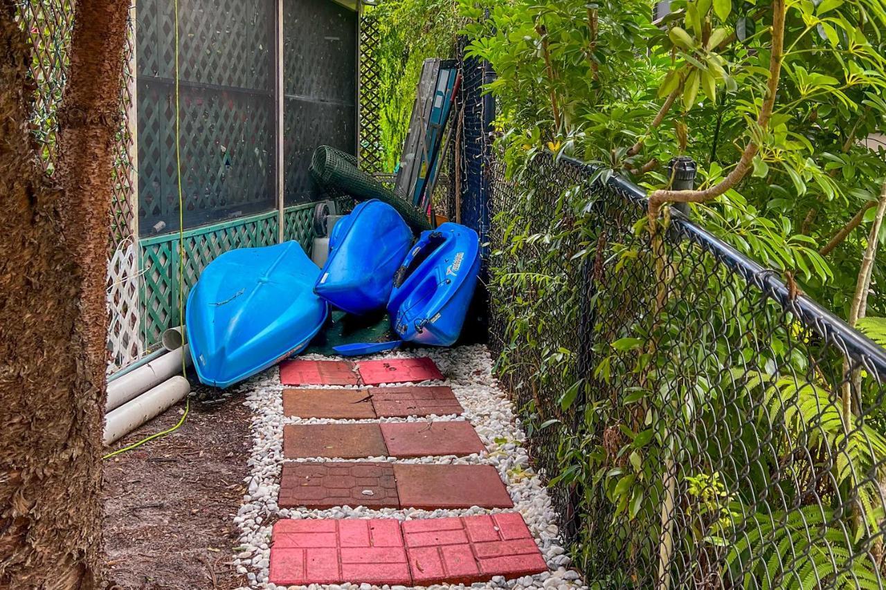 Appartamento Pams Mermaid House With Riverfront Yard And Lanai! Weeki Wachee Esterno foto