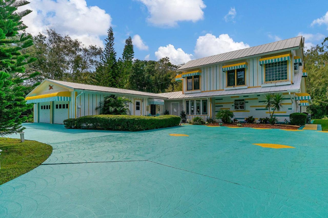 Appartamento Pams Mermaid House With Riverfront Yard And Lanai! Weeki Wachee Esterno foto